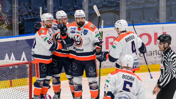 Extraliga: Michalovce to na Slovan vedia, Trenčín sa oprel o brankára. Líder zakopol s predposledným