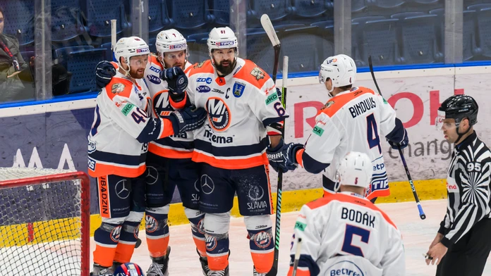 Extraliga: Michalovce to na Slovan vedia, Trenčín sa oprel o brankára. Líder zakopol s predposledným