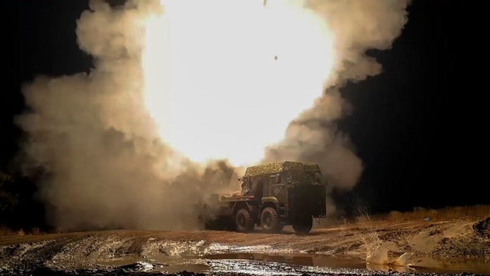 Na snímke z videa zverejnenej ruským ministerstvom obrany ruský raketový útok na Ukrajinu z neznámeho miesta na UKrajine.