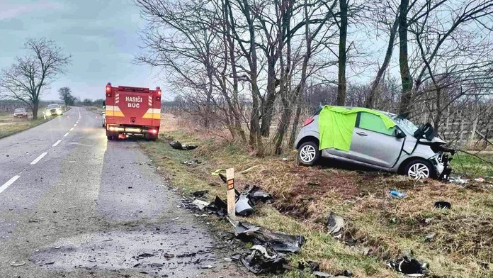 Tragický začiatok víkendu. Nehodu pri Komárne neprežila 34-ročná žena