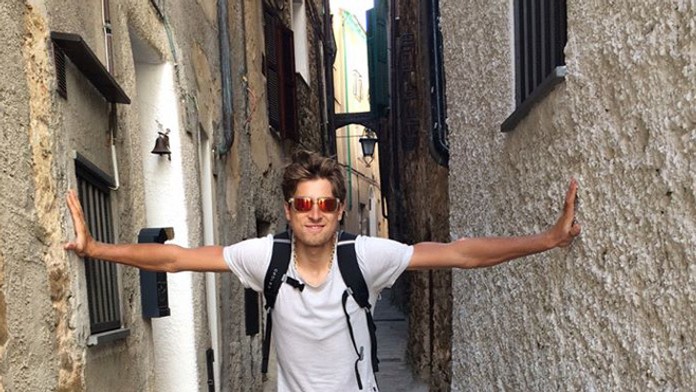 Sagan medzi dvomi stenami.