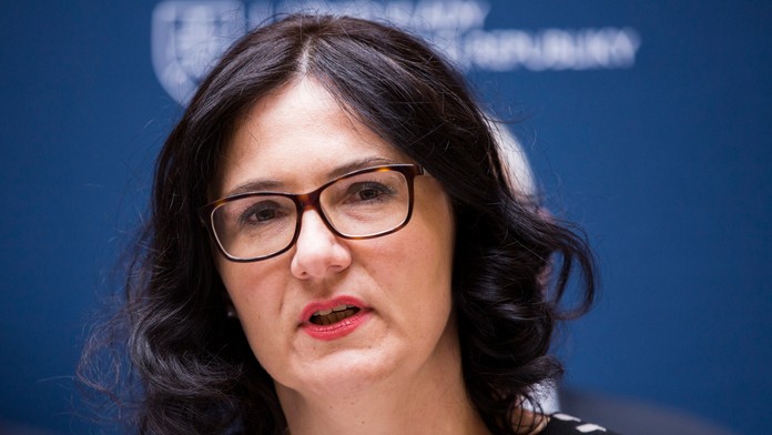 Pred školou sa živo diskutuje.