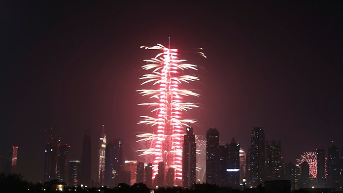 Ohňostroj na mrakodrape Burdž Chalífa v Dubaji.