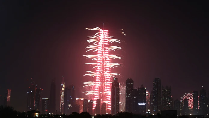 Ohňostroj na mrakodrape Burdž Chalífa v Dubaji.