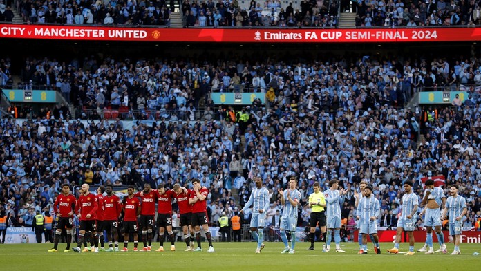 Druholigista trápil diablov, zmazal trojgólové manko. FA Cup však bude mať manchesterské finále