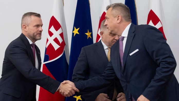 Na snímke zľava predseda strany Hlas-SD Peter Pellegrini, predseda Smer-SD Robert Fico a predseda strany SNS Andrej Danko 