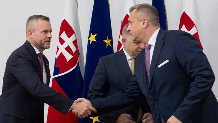 Na snímke zľava predseda strany Hlas-SD Peter Pellegrini, predseda Smer-SD Robert Fico a predseda strany SNS Andrej Danko 