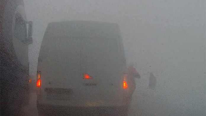 Záber z videa Lukáša Topoliho, ktorý bol jedným z prvých účastníkov hromadnej nehody v Spišskom Štvrtku.