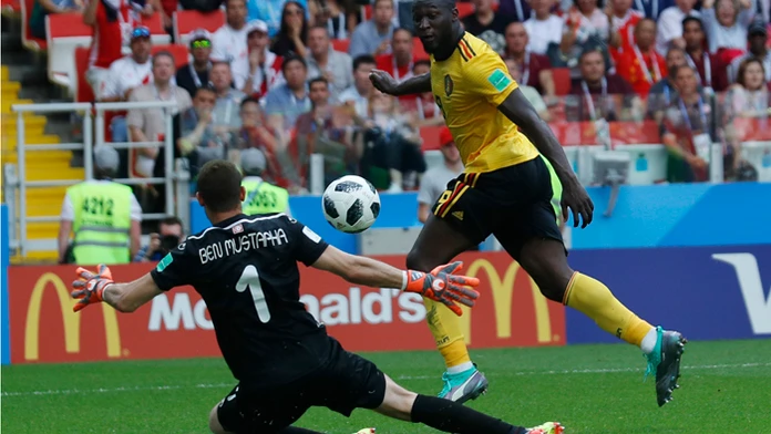 Romelu Lukaku strieľa svoj druhý gól proti Tunisku.