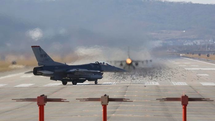 Poslanec požiadal partnera o ruku priamo v parlamente.