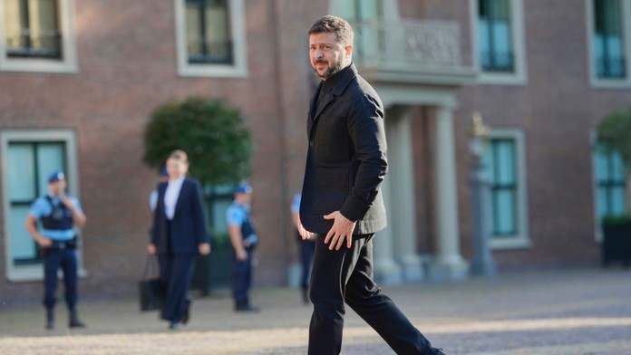 Na snímke ukrajinský prezident Volodymyr Zelenskyj prichádza na formálnu večeru pred summitom NATO v holandskom Haagu.