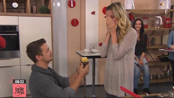 Viktor pokľakol pred Adelou