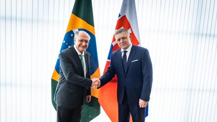 Na snímke vľavo slovenský premiér Robert Fico a viceprezident Brazílie Gerald Alckmin si podávajú ruky v hlavnom meste najväčšej juhoamerickej krajiny.