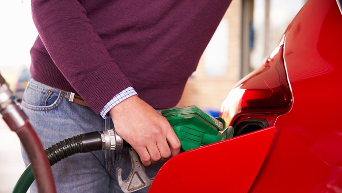 Muž tankuje benzín na pumpe 