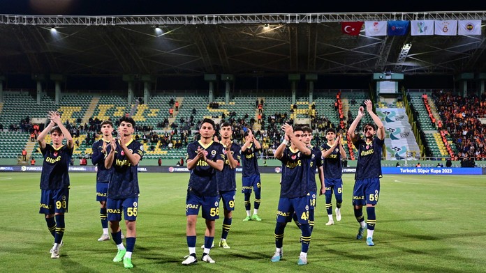 Je čas, aby sa turecký futbal zresetoval. Fenerbahce nasadilo na šláger dorastencov, duel trval tri minúty