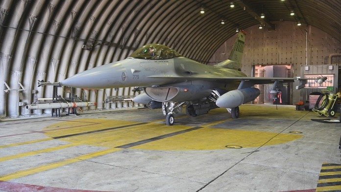 Ukrajinský minister obrany naznačil, kedy by sa na bojisku mohli objaviť stíhačky  F-16