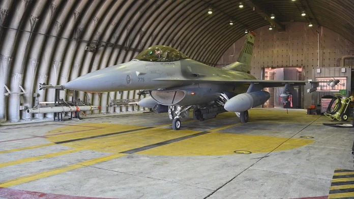 Ukrajinský minister obrany naznačil, kedy by sa na bojisku mohli objaviť stíhačky  F-16