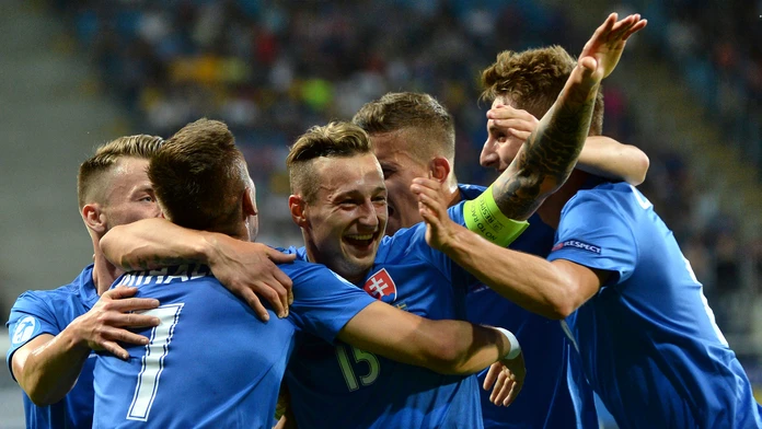 Radosť slovenských hráčov po góle Jaroslava Mihalíka v zápase ME 21 proti Švédsku.