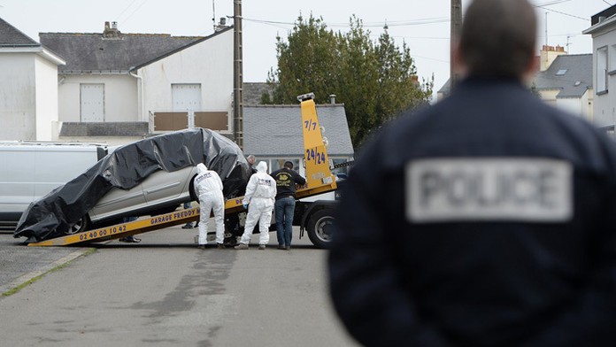 Polícia prehľadáva auto rodiny.