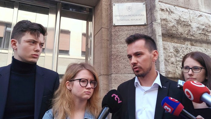 Na snímke zľava Lukáš Füle, Karolína Farská, Juraj Šeliga a Veronika Bruncková - aktivisti z iniciatívy Za slušné Slovensko.