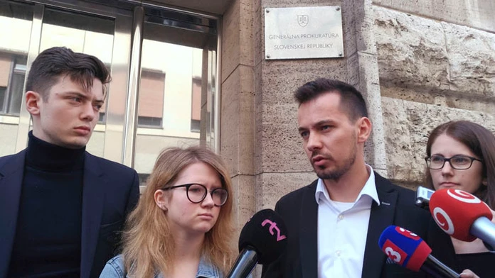 Na snímke zľava Lukáš Füle, Karolína Farská, Juraj Šeliga a Veronika Bruncková - aktivisti z iniciatívy Za slušné Slovensko.