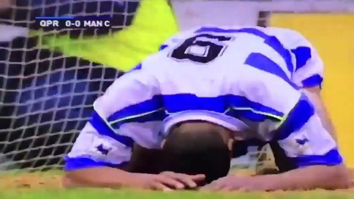 Útočník QPR nedal gól do prázdnej brány.