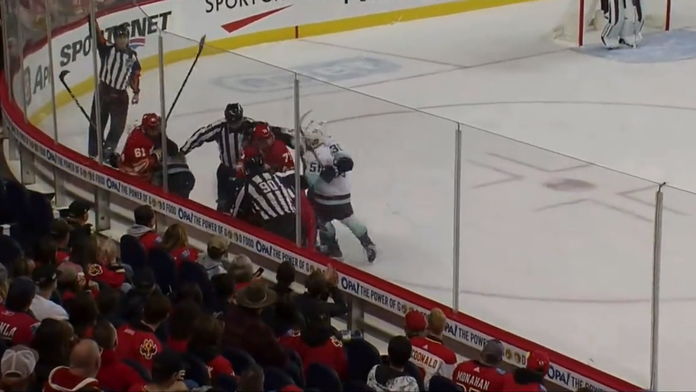 VIDEO: Marián Studenič tvrdo zrazil k ľadu vychádzajúcu hviezdu Flames. Po jeho zákroku sa strhla bitka