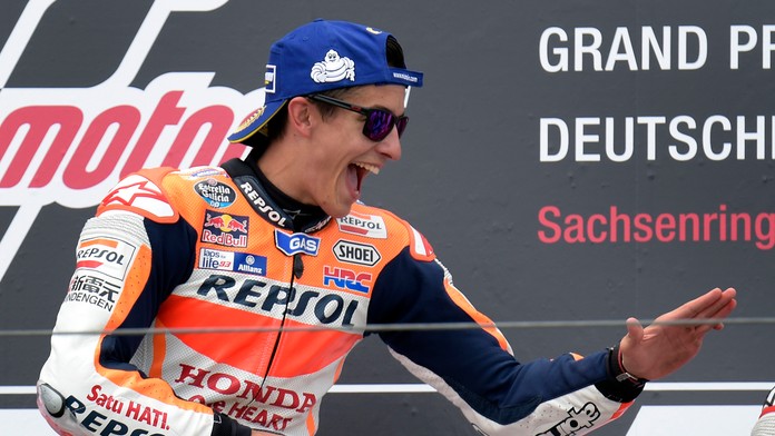 Marc Marquez oslavuje víťazstvo v triede MotoGP na Veľkej cene Nemecka.