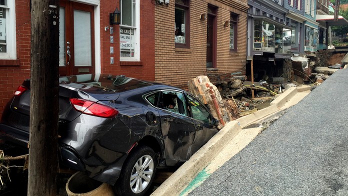 Prúd vody odniesol stovky vozidiel a poškodil chodníky.