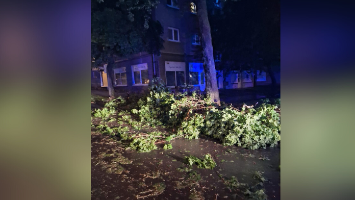 V Handlovej vyčíňala búrka. Obyvatelia ostali bez elektriny