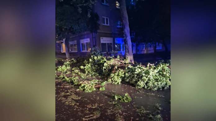 V Handlovej vyčíňala búrka. Obyvatelia ostali bez elektriny