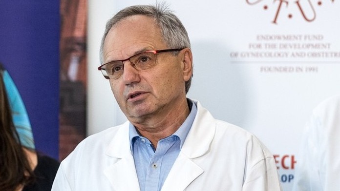Nepochopiteľný prešľap známeho pôrodníka. Zverejnil fotky nahých pacientiek, kritiku ignoruje