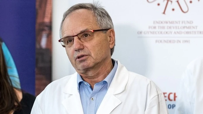 Nepochopiteľný prešľap známeho pôrodníka. Zverejnil fotky nahých pacientiek, kritiku ignoruje