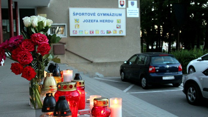 Horiace sviečky pred gymnáziom Jozefa Herdu, ktorého študenti sa stali obeťami nehody.