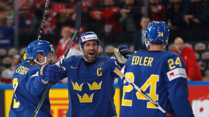 Sprava Alexander Edler, Joel Lundqvist a John Klingberg zo Švédska po góle v sieti Švajčiarska vo štvrťfinále MS 2017.