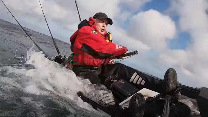 Rybár skončil vo vode počas lovu žraloka.