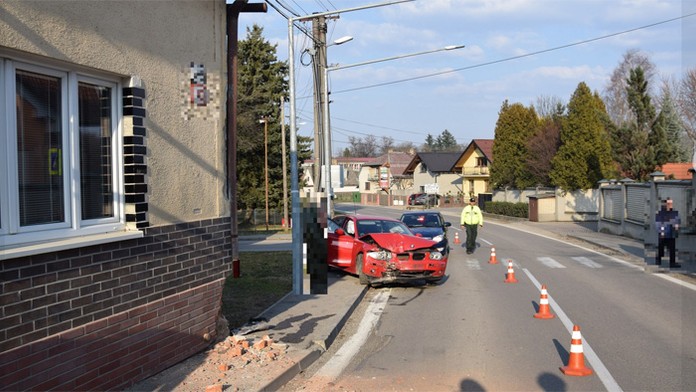 Opitý mladík narazil v Lednických Rovniach do domu.