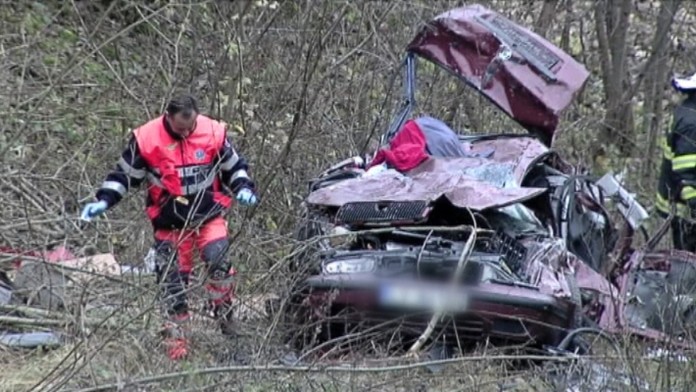 Auto padalo do rokliny asi 50 metrov