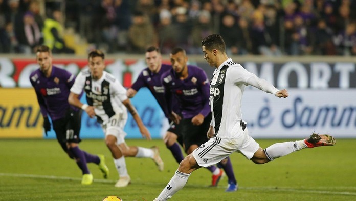 Cristiano Ronaldo naprahuje z diaľky.