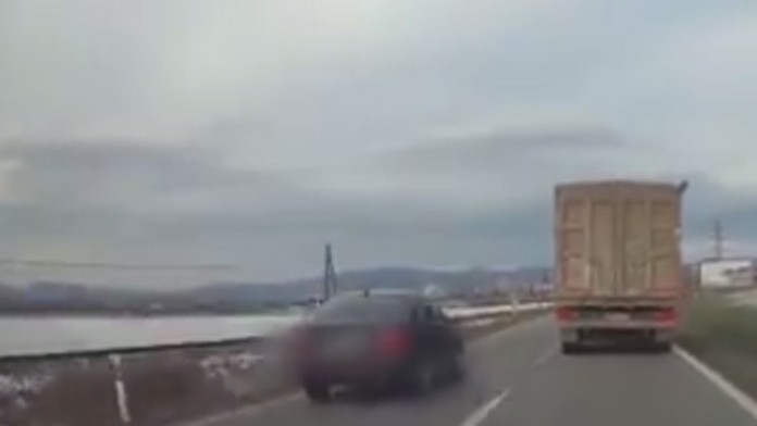 Od čelnej zrážky ich delili len sekundy. Bezohľadný vodič obiehal kamión v zákrute