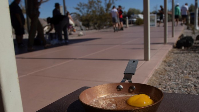 Na snímke vajíčko v malej panvici je na stole v návštevníckom centre v národnom parku údolie smrti v Kalifornii.