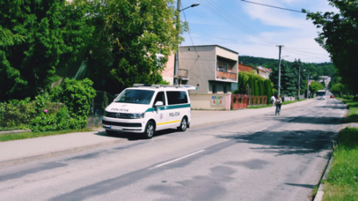 Policajné auto na mieste nehody v obci Sliač, kde vodič zrazil dôchodcu.