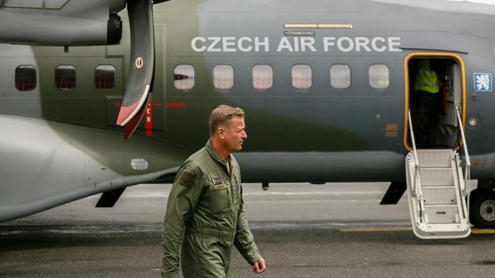 Luke Witkowski (s prilbou na hlave).