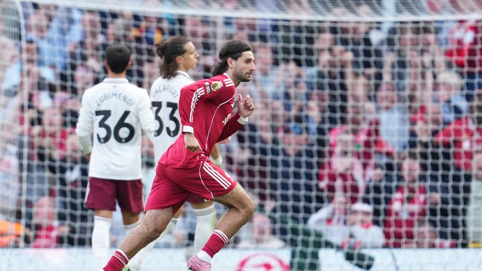 Premier League: Šláger ovládol Liverpool vďaka priamemu kopu. Manchester City stratil vedenie a prehral