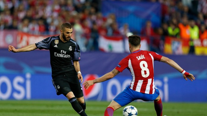 Hráč Atletica Saul Ninguez (vpravo) a hráč Realu Karim Benzema