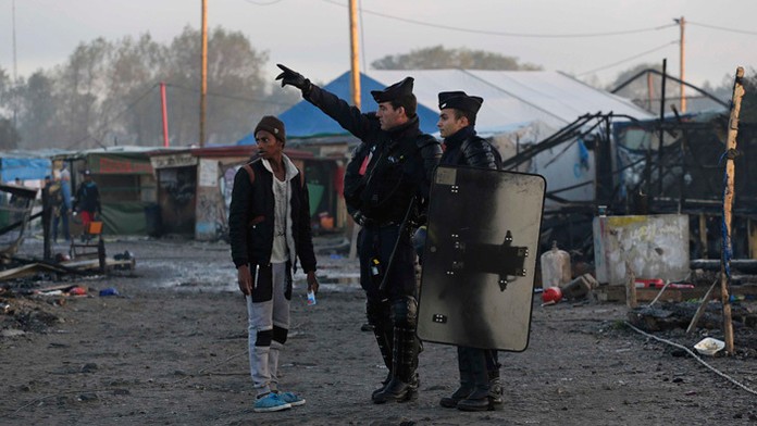 V Calais nocovalo niekoľko desiatok ľudí.