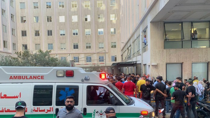 Na snímke ľudia sa zhromažďujú pred nemocnicou, kde privezú zranených ľudí, ktorým vybuchlo v ruke vreckové zariadenie tzv. pager.