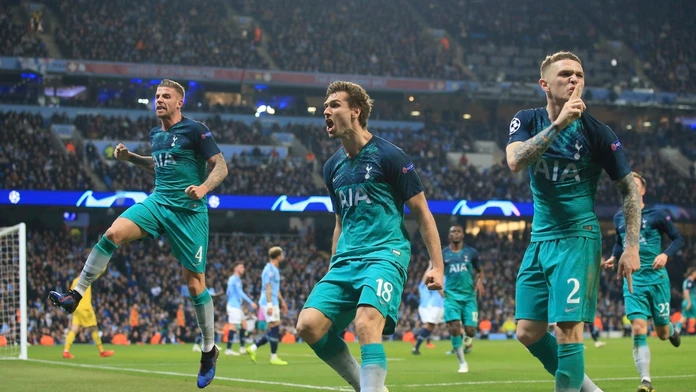 Raheem Sterling (vľavo) oslavuje so spoluhráčmi z Manchesteru City gól v odvete štvrťfinále LM proti Tottenhamu.