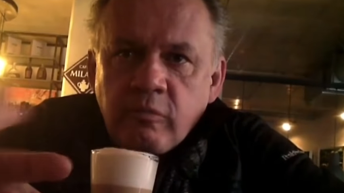 Legenda Ottawy Chris Phillips počas ceremoniálu s vyvesením dresu s jeho číslom pod strop haly.