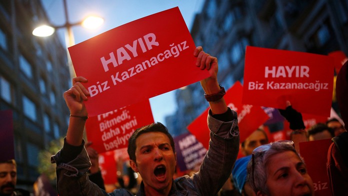 Ľudia protestujú proti výsledkom referenda v Istanbule.